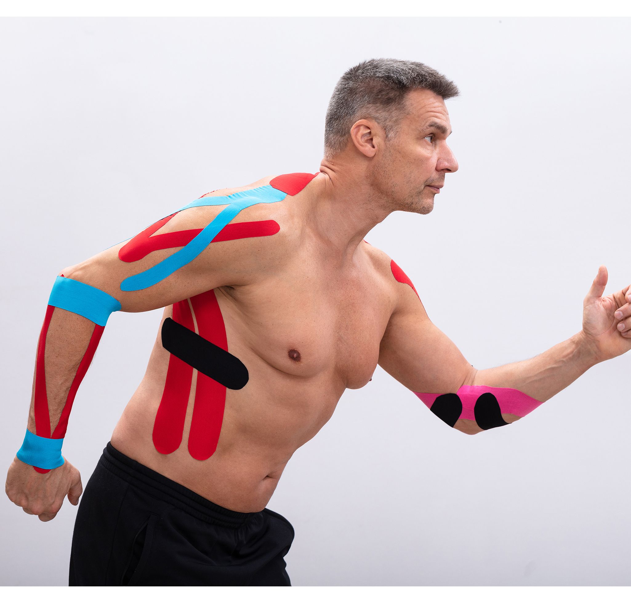 Uomo con tape sul corpo. Diversi colori. Sport, fitness, supporto. Logo axion.