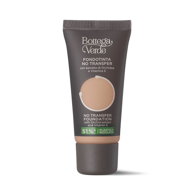Tubo fondotinta Bottega Verde, verde scuro. Testo: Fondotinta No Transfer, con estratto di orchidea e vitamina E. 51% plastica riciclata.