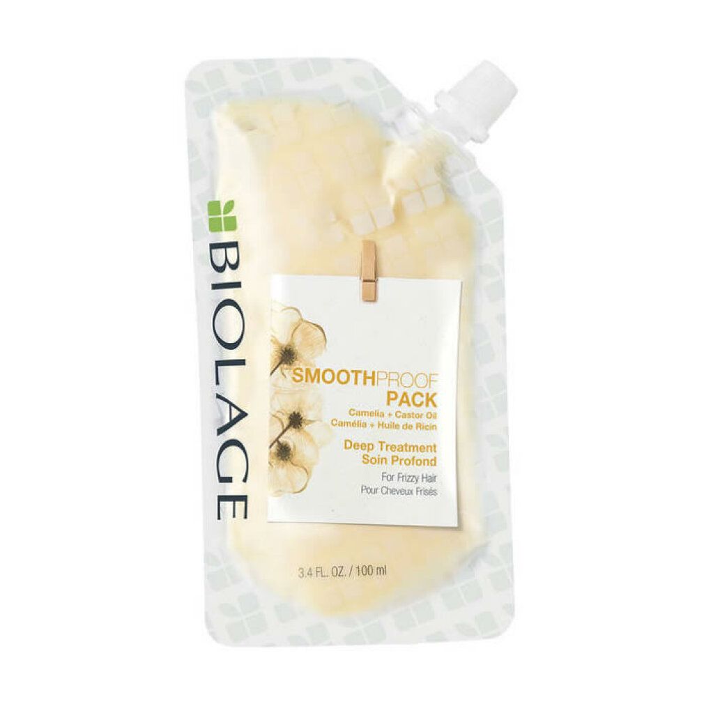 Busta con sostanza cremosa. Etichetta con nome del prodotto e design floreale. Marchio Biolage. Testo: Smoothproof Pack, Deep Treatment.
