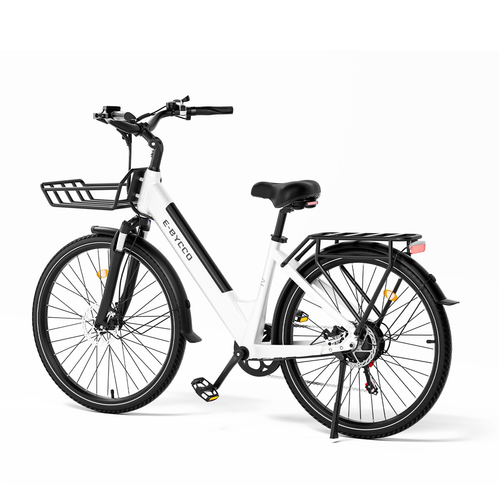 E-bike bianca con portapacchi e cestino. Pneumatici e dettagli neri. Logo E·Bycco sul telaio.