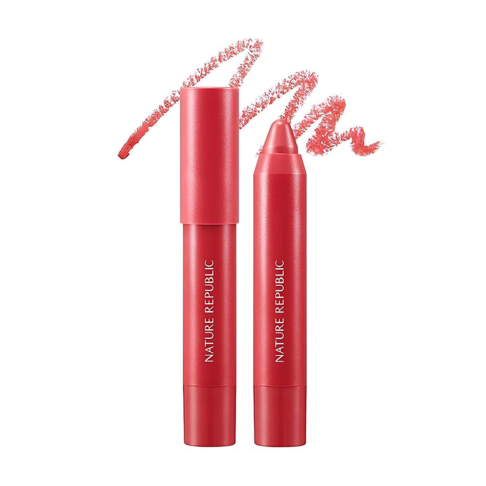 Due rossetti NATURE REPUBLIC rossi. Il rossetto è a forma di stick e ha un cappuccio. Accanto, una traccia di colore.