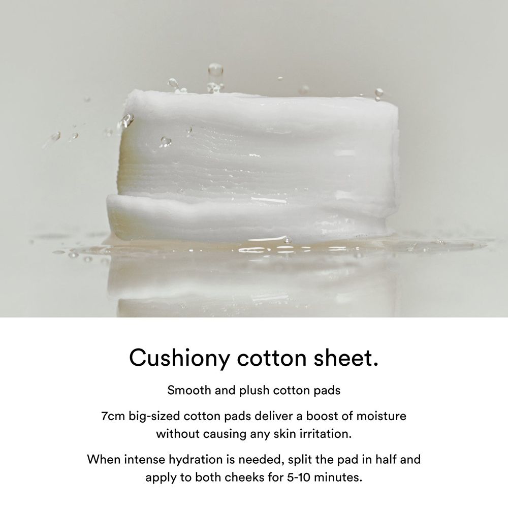 Pad di cotone bianco quadrato, circondato dall'acqua. Testo: "Cushiony cotton sheet".