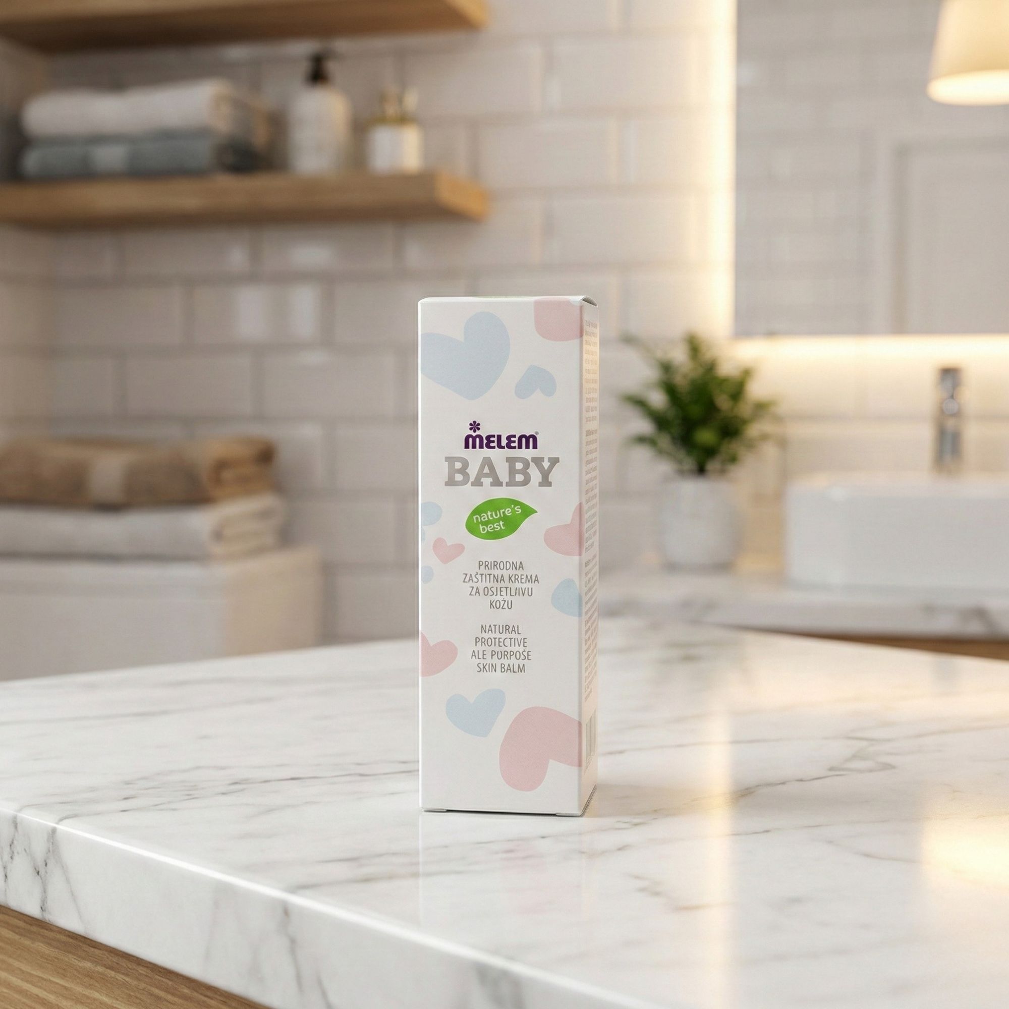 Confezione "Melem Baby" su marmo. Testo: "Natural Protective All-Purpose Skin Balm". Sfondo bagno.