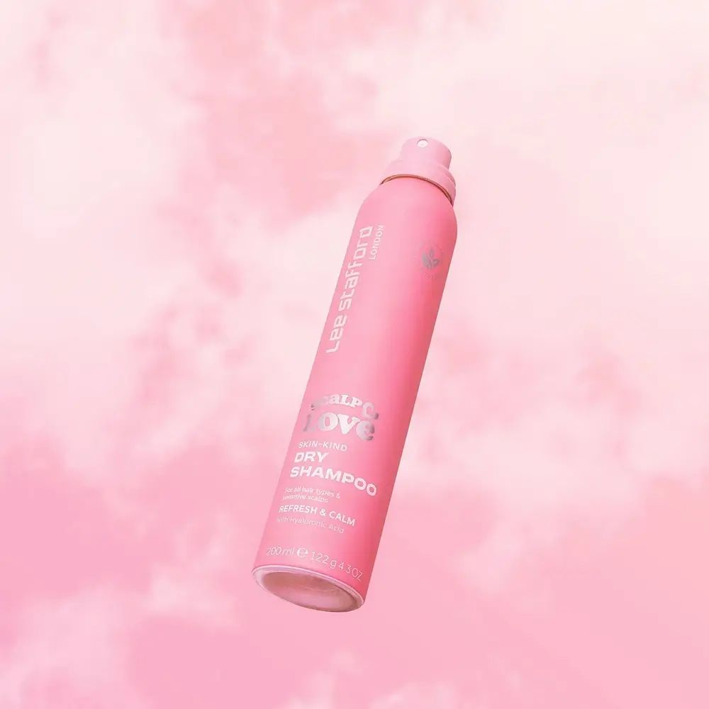 Flacone di shampoo secco rosa su sfondo di nuvole rosa. Scritta: Scalp Love, Dry Shampoo.
