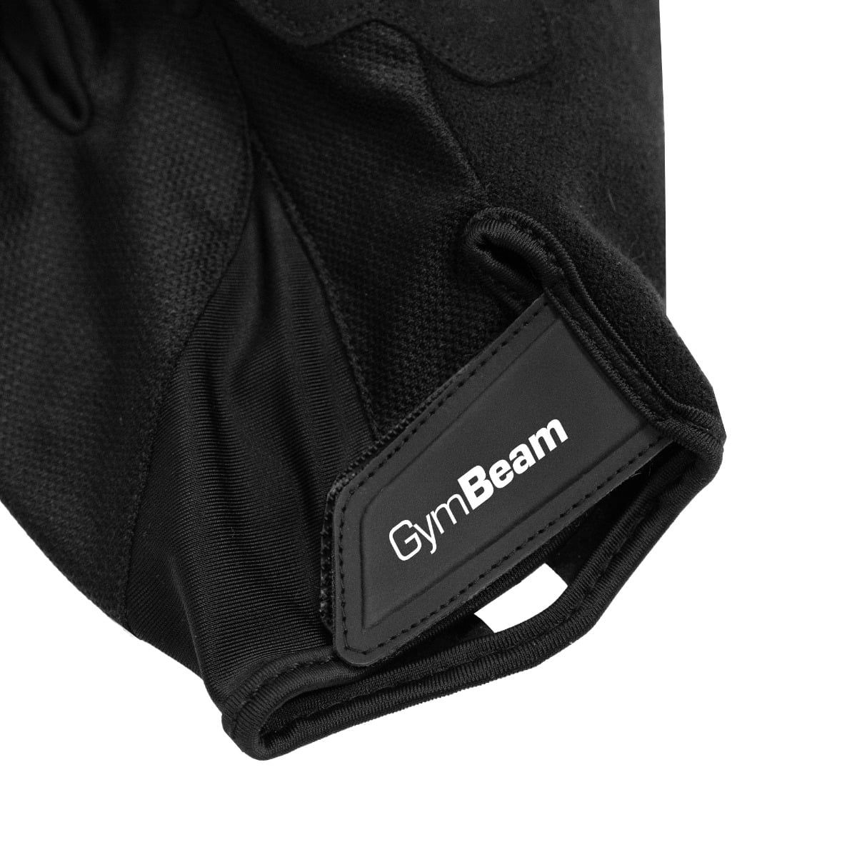 Vista ravvicinata della chiusura in velcro e del logo GymBeam sui guanti da ciclismo neri.