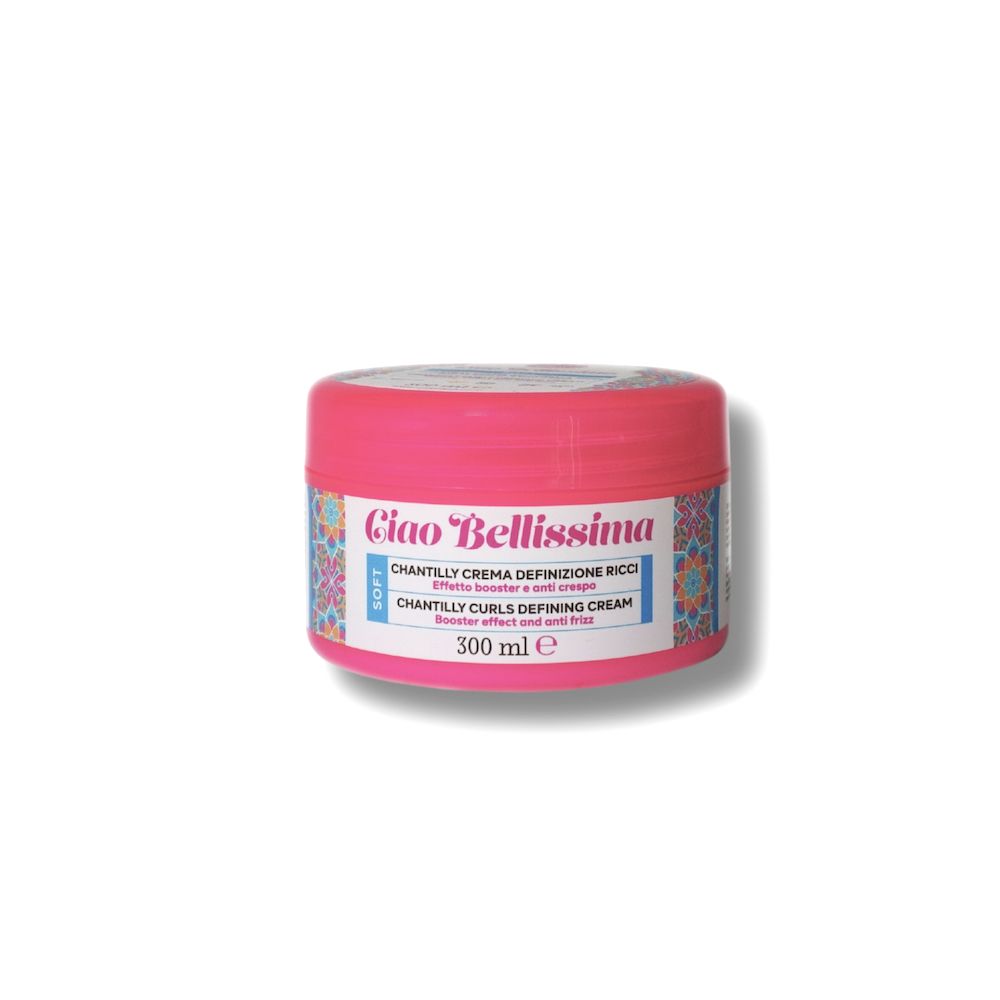 Barattolo rosa con scritta: Ciao Bellissima, Chantilly Crema Definizione Ricci, 300 ml. Decorazioni blu e colorate.