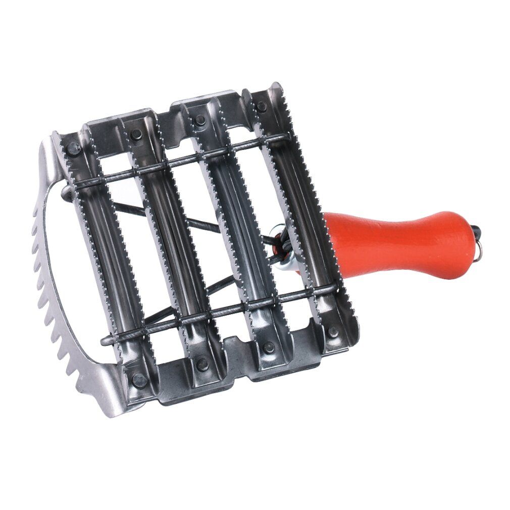 Erpice metallico con 8 file perforate. Acciaio inossidabile, manico rosso in legno. Denti su un lato. Primo piano, isolato.