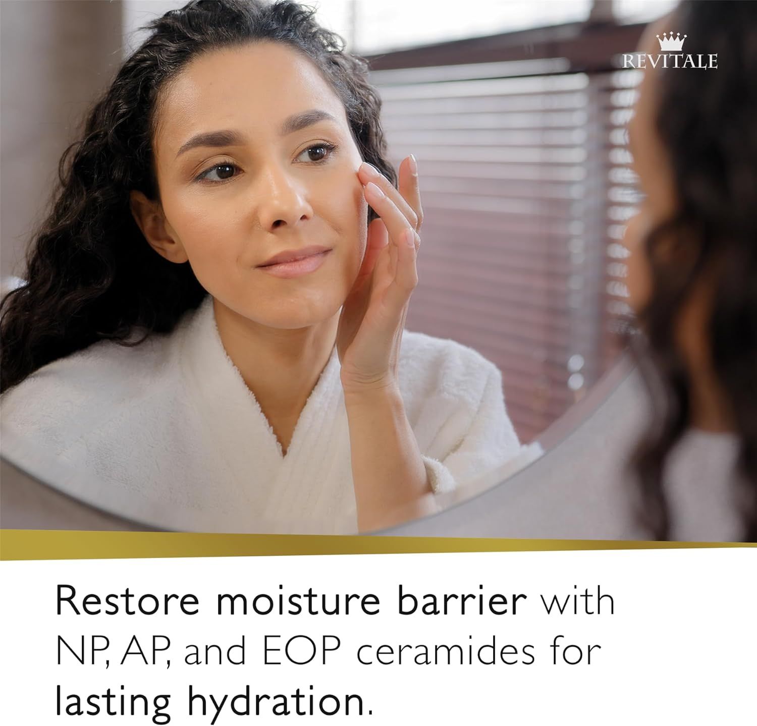 Donna che si guarda allo specchio. Logo Revitale in alto a destra. Testo: Ripristina la barriera idratante con ceramidi.
