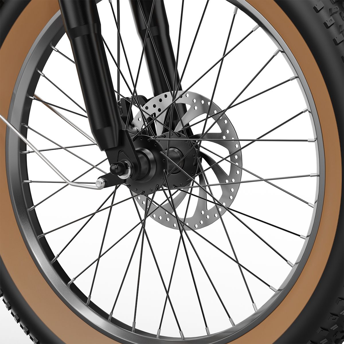 Primo piano della ruota anteriore di una bici elettrica. Forcella nera, disco freno e raggi. Pneumatici marroni.