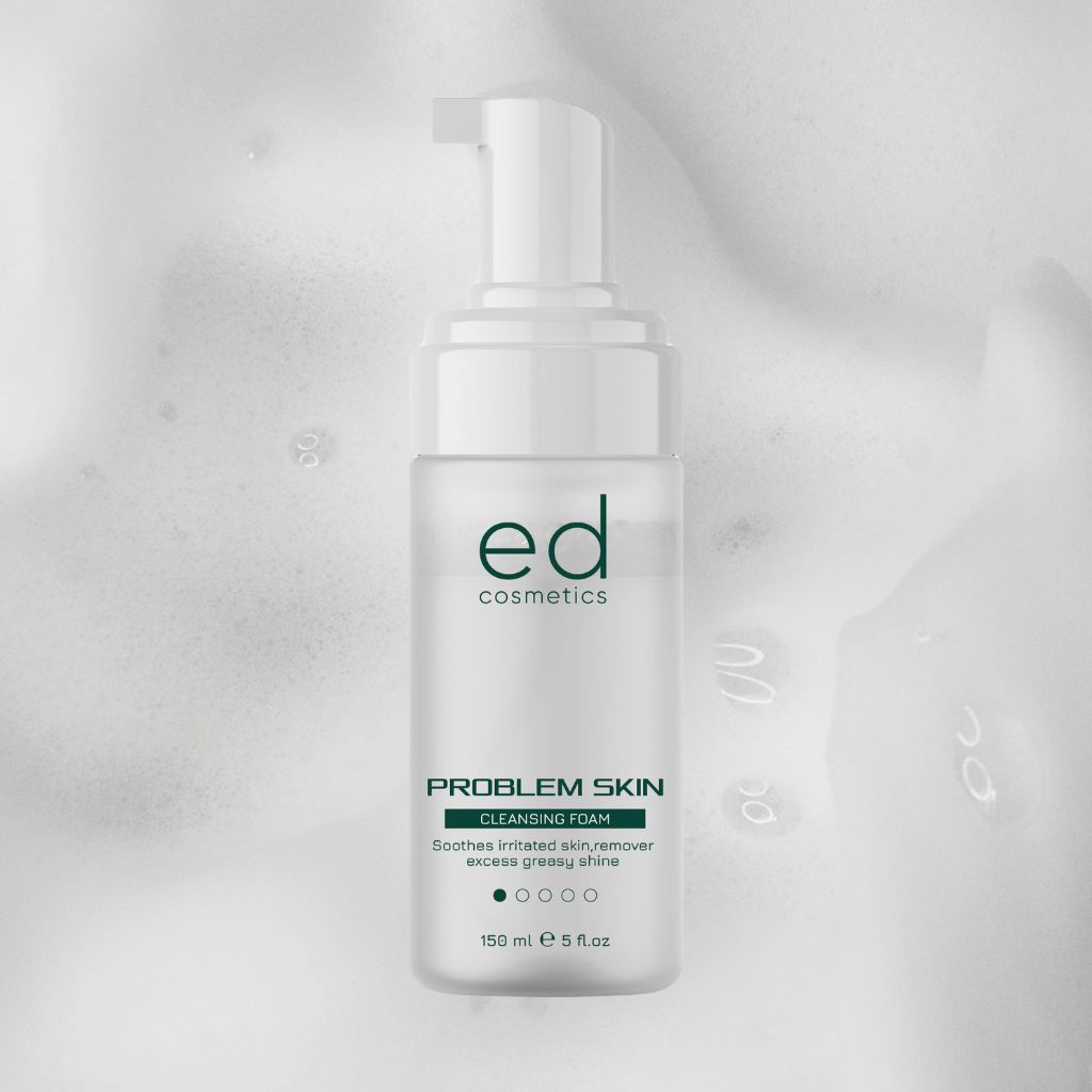Flacone bianco con pompa. Scritta: ed cosmetics, PROBLEM SKIN CLEANSING FOAM. Circondato da schiuma.