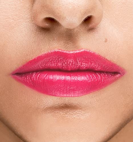 Primo piano di labbra truccate con rossetto rosa acceso. Le labbra sono piene e lucide.