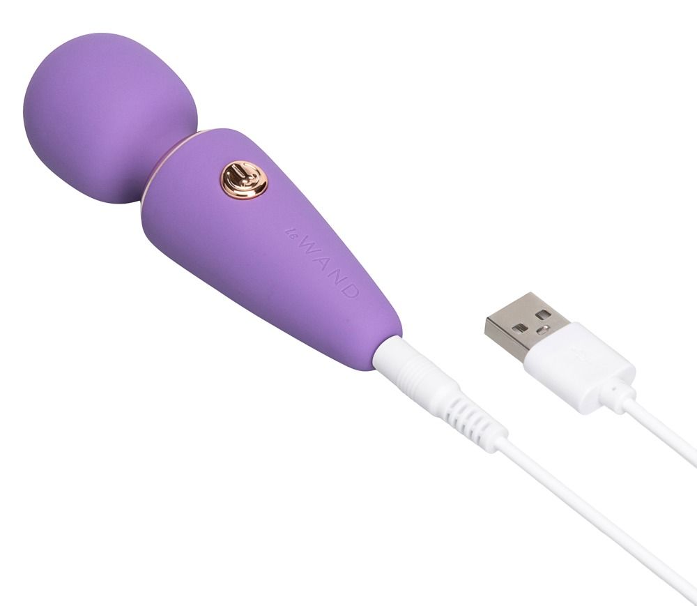 Mini Vibe Microwand viola con cavo di ricarica USB, su sfondo bianco.