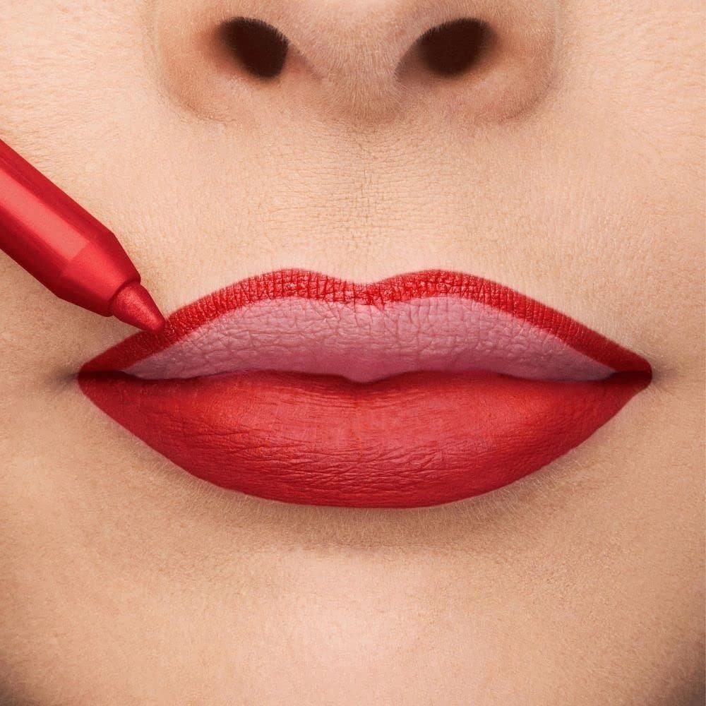 Primo piano di labbra delineate con matita rossa. Le labbra sono riempite di rossetto.