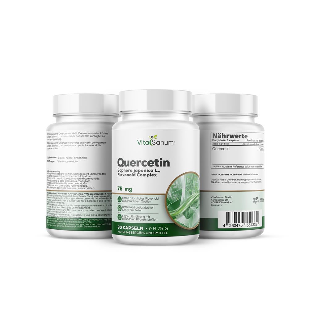 Tre flaconi bianchi VitaSanum® Quercetin. Scritta: Quercetina, 75 mg, 90 capsule. Etichette verdi e bianche con informazioni.