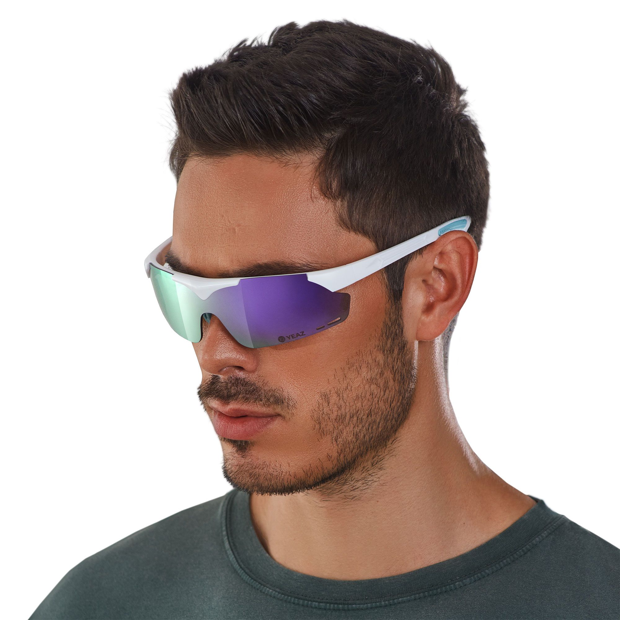 Uomo con occhiali da sole sportivi bianchi con lenti a specchio.