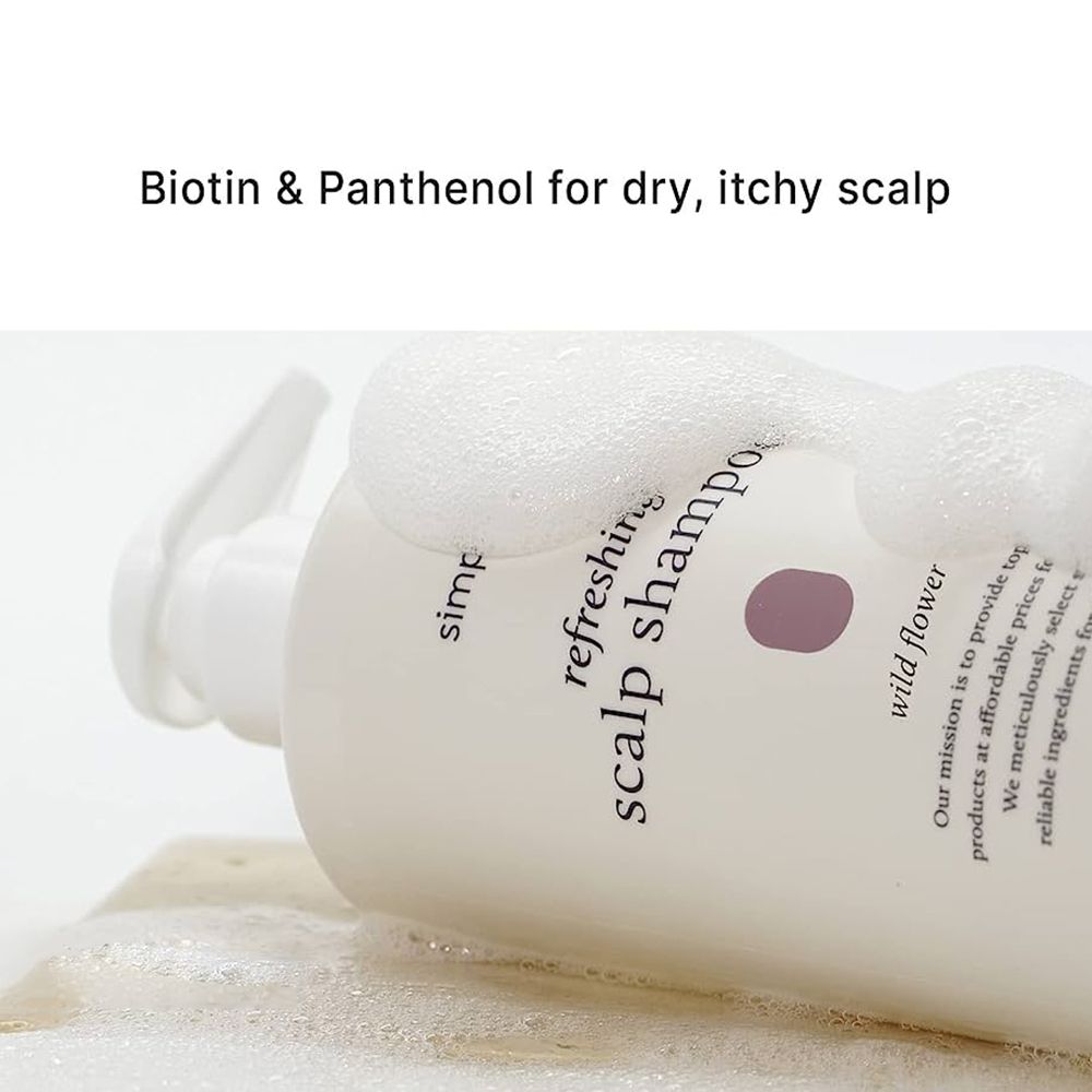 Flacone di shampoo bianco con schiuma. Scritte: simplyO, refreshing scalp shampoo, wild flower. Testo coreano. Schiuma che ricopre il prodotto.
