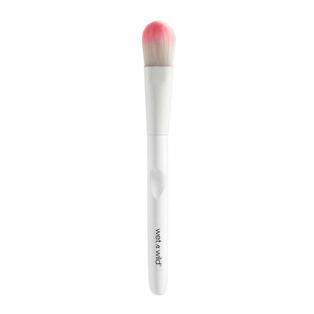 Pennello per fondotinta bianco con setole rosa. Il manico riporta il marchio "Wet n Wild".