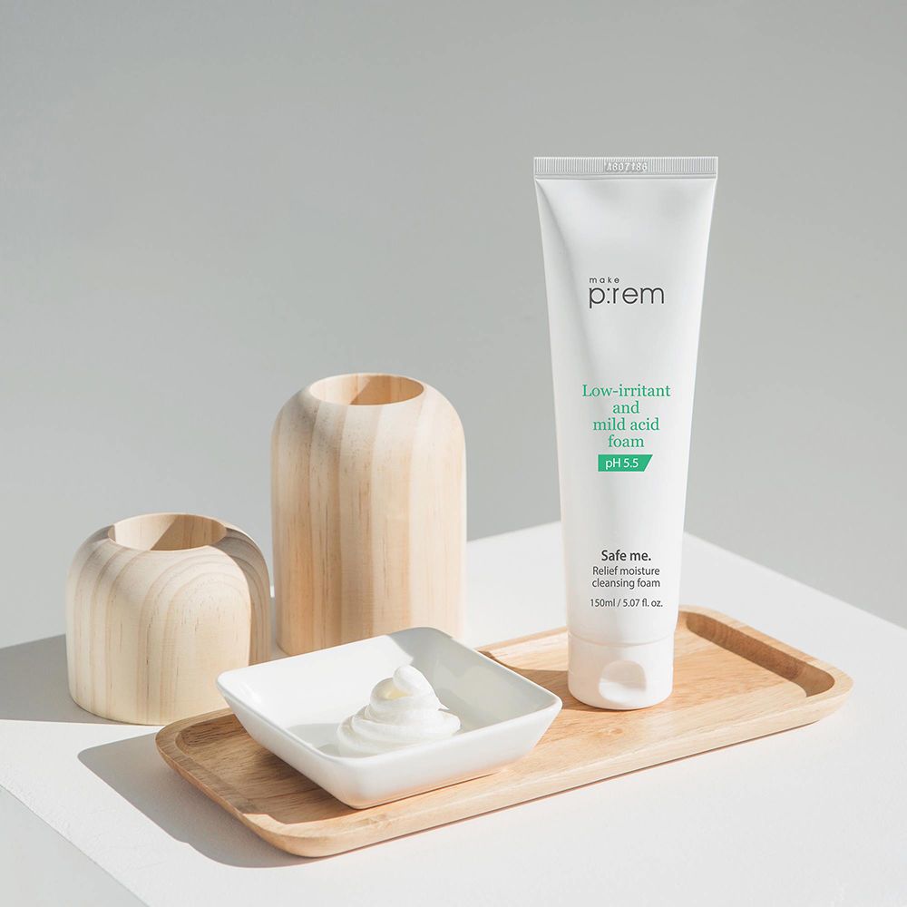 Prodotto su vassoio di legno con vasi di legno. Tubo con testo verde: MAKE P:REM, Low-irritant and mild acid foam, pH 5.5.