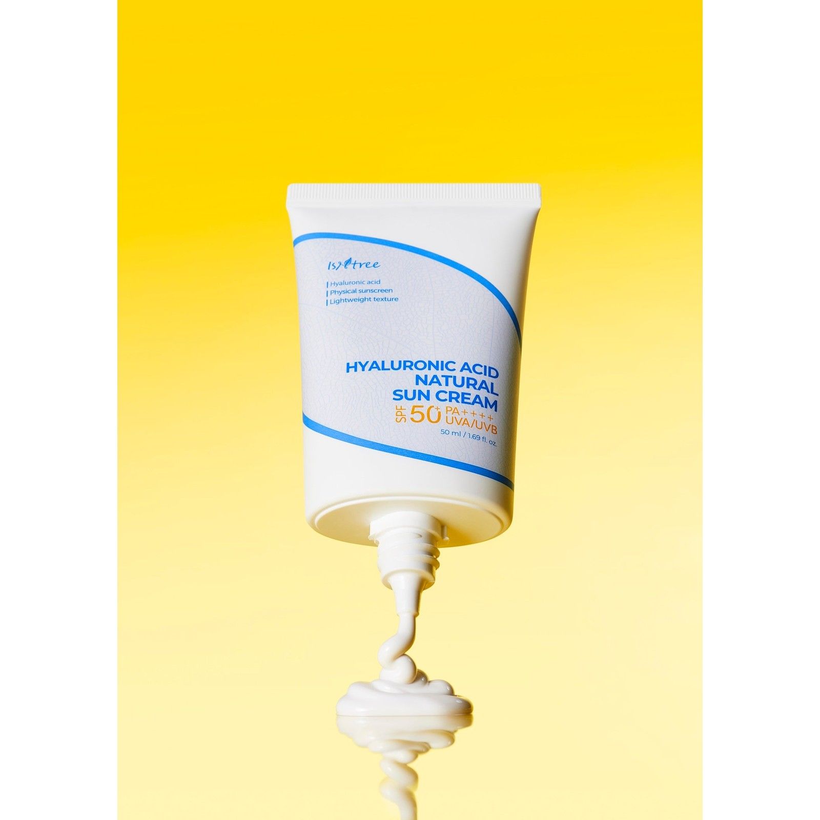 La crema solare naturale Isntree Hyaluronic Acid SPF 50 viene spremuta da un tubo su sfondo giallo.
