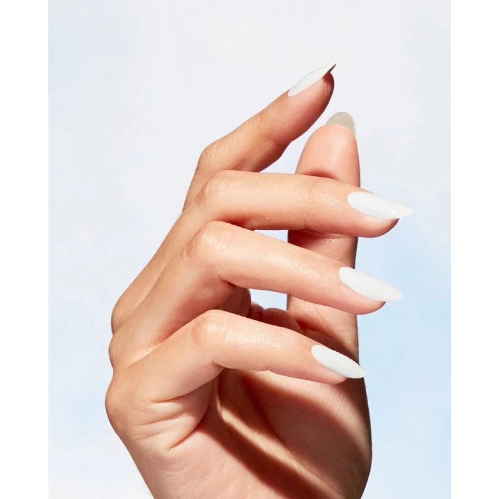 Mano con unghie lunghe, bianche e smaltate. Sfondo: azzurro.