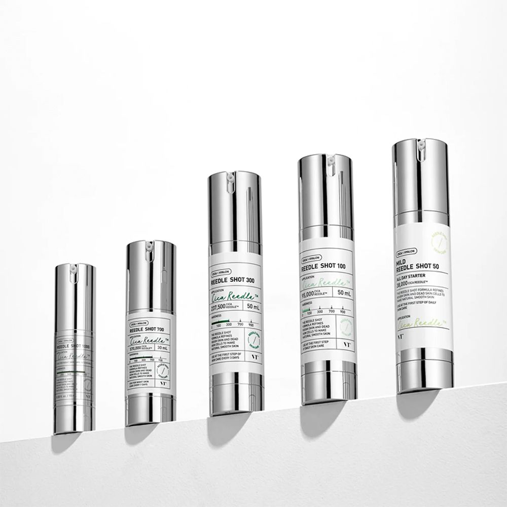 Cinque fiale VT Cosmetics Reedle Shot di dimensioni crescenti su una superficie bianca.