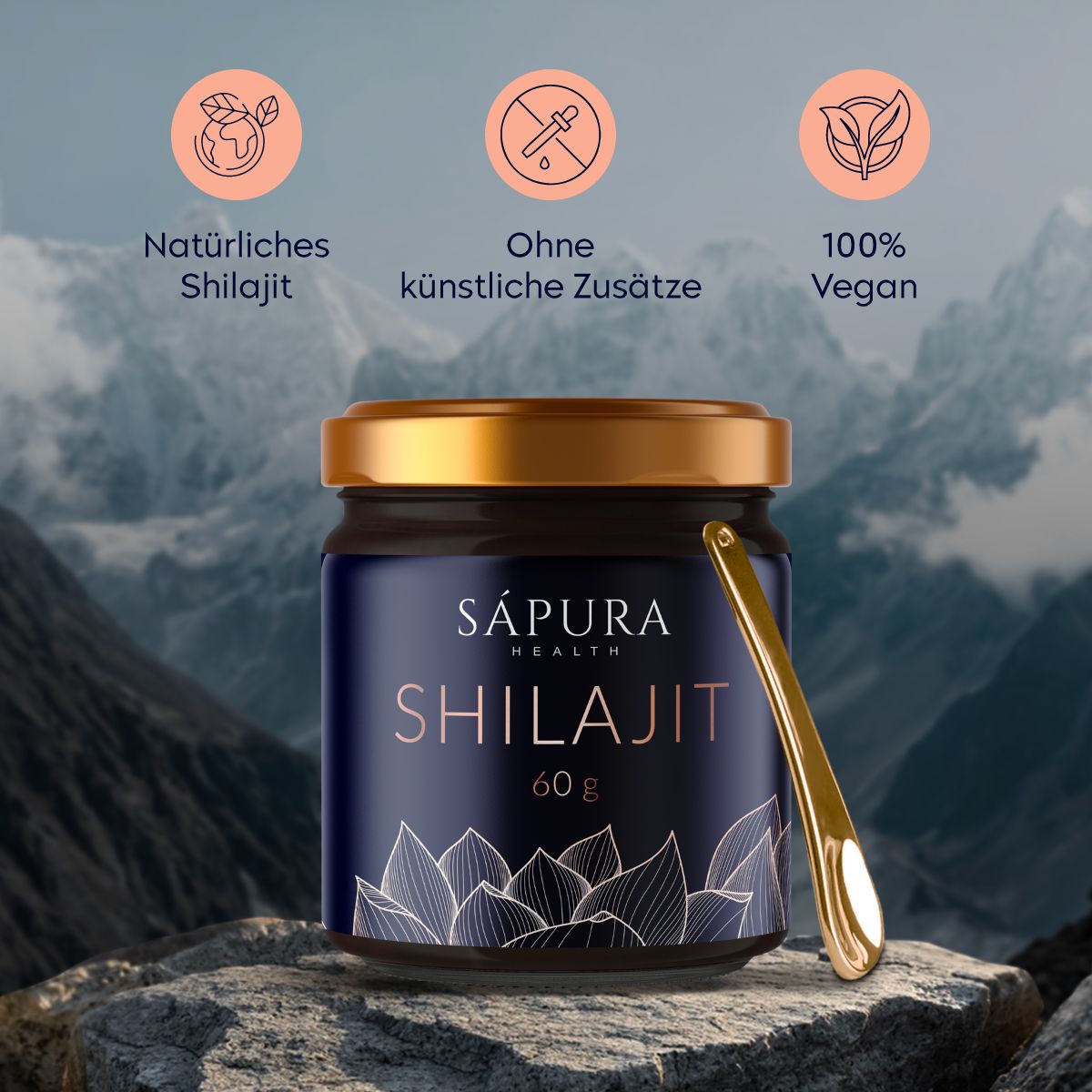 Vasetto dorato e cucchiaino dosatore. Scritta: SAPURA HEALTH, SHILAJIT, 60 g. Sfondo: montagne, simboli naturale, senza additivi, vegano.