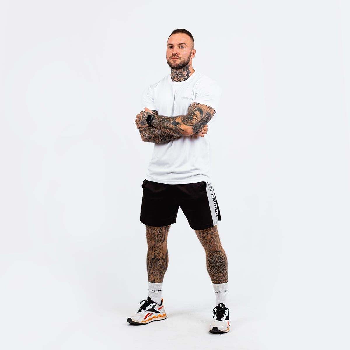 T-shirt TRN da uomo bianco, a maniche corte, con logo discreto sul petto.