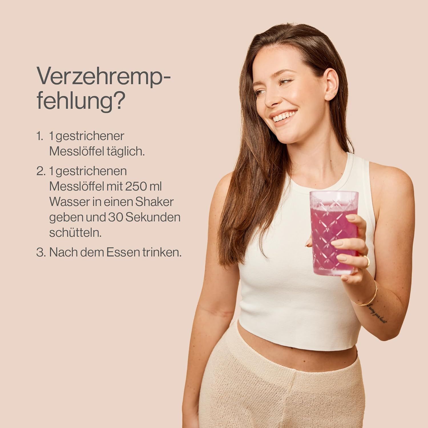 Donna tiene bicchiere con liquido rosa. Istruzioni: 1 misurino al giorno, 2 misurini con acqua in shaker, agitare 30 secondi, bere dopo pasto.