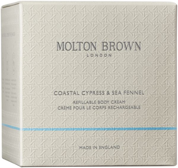 Vaso di vetro con coperchio argentato. Logo Molton Brown argentato. Contenuto color crema visibile.