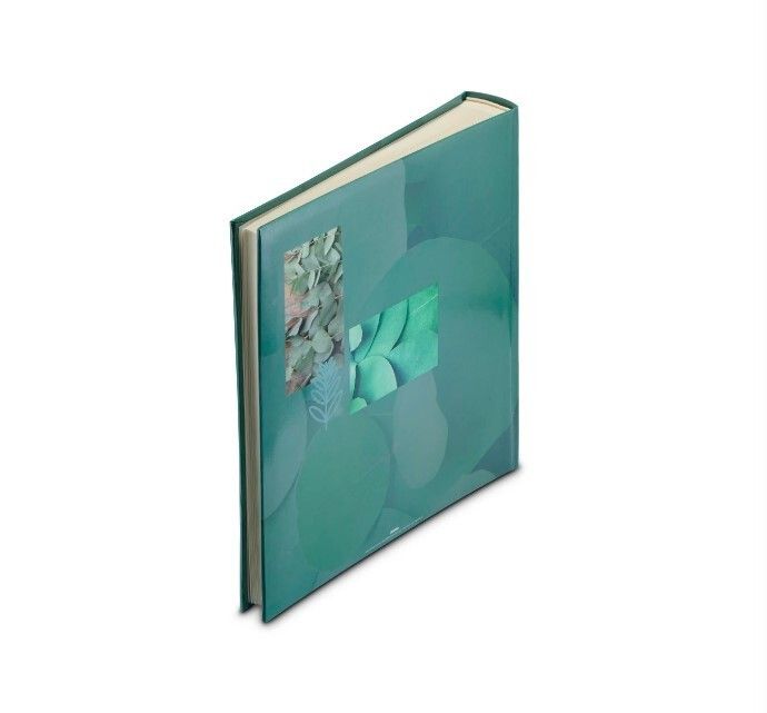 Album fotografico verde. Copertina con foglie. Dorso visibile. Forma quadrata.