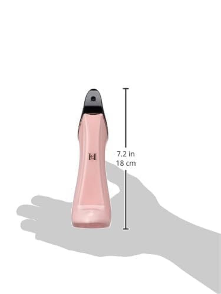 Flacone rosa a forma di tacco alto, alto 18 cm, tenuto in mano. Tappo nero.