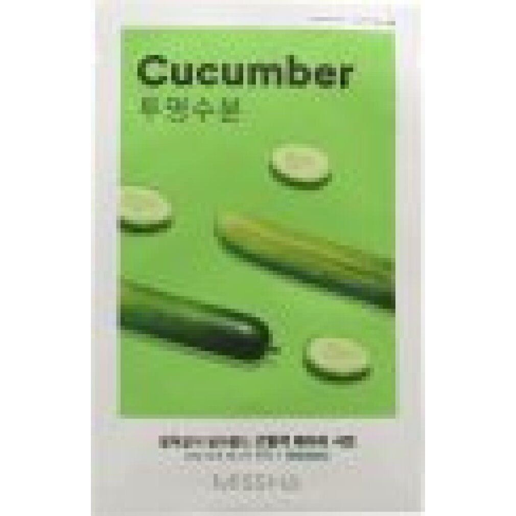 Confezione con motivo cetriolo. Scritta "Cucumber" e caratteri coreani. Marchio: Missha. Cetrioli e fette su sfondo verde.