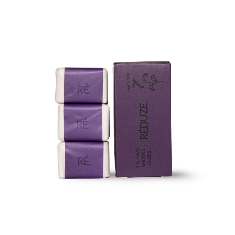 3 cubetti doccia e una scatola. Scritta: RÉ, 3 Steam Shower Cubes, Lavender.