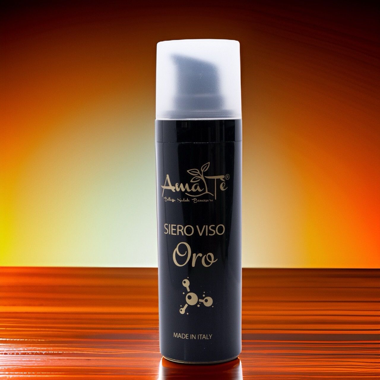 Flacone nero con tappo bianco. Scritta: Amatè Siero Viso Oro. Prodotto in Italia. Sfondo arancione.