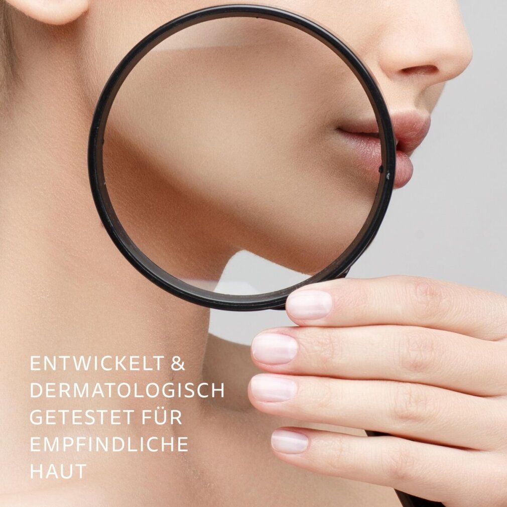 Primo piano di un viso attraverso una lente d'ingrandimento. Testo: ENTWICKELT & DERMATOLOGISCH GETESTET FÜR EMPFINDLICHE HAUT.
