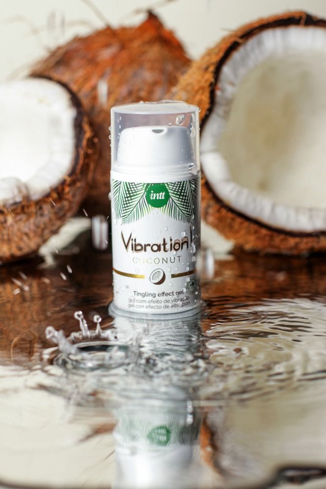 Flacone in acqua con noci di cocco sullo sfondo. Testo: Vibration! Coconut, Tingling effect gel. Con sigillo Cruelty Free.