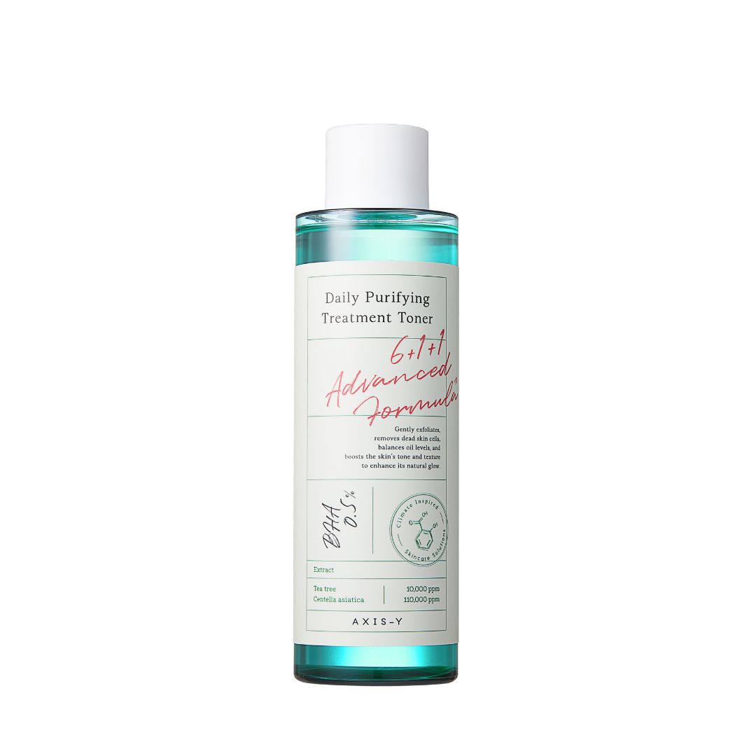 Flacone trasparente di toner con tappo bianco. Etichetta con testo e logo. Scritta: Daily Purifying Treatment Toner.