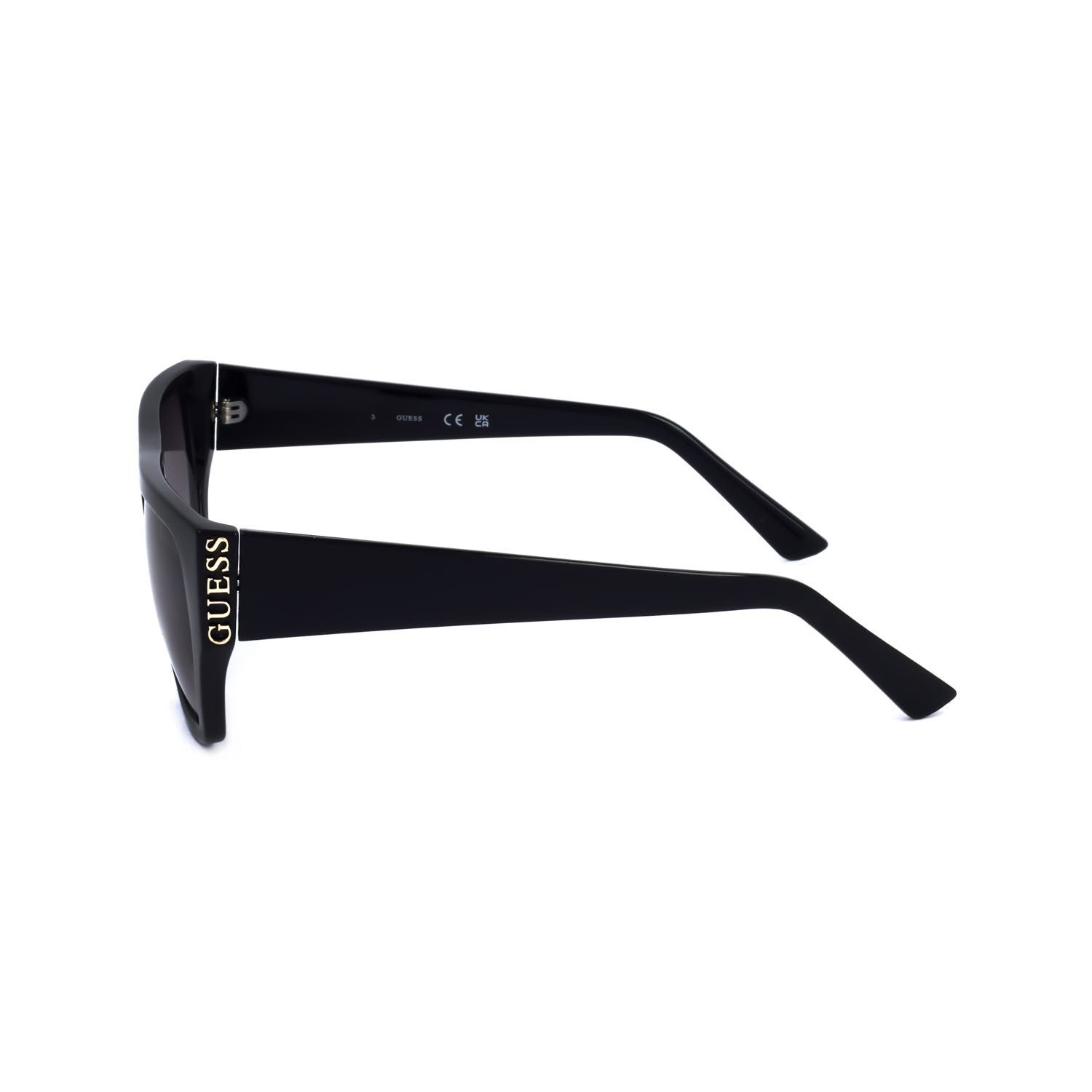 Occhiali da sole Guess neri, vista laterale. Scritta dorata 'GUESS' sull'asta.