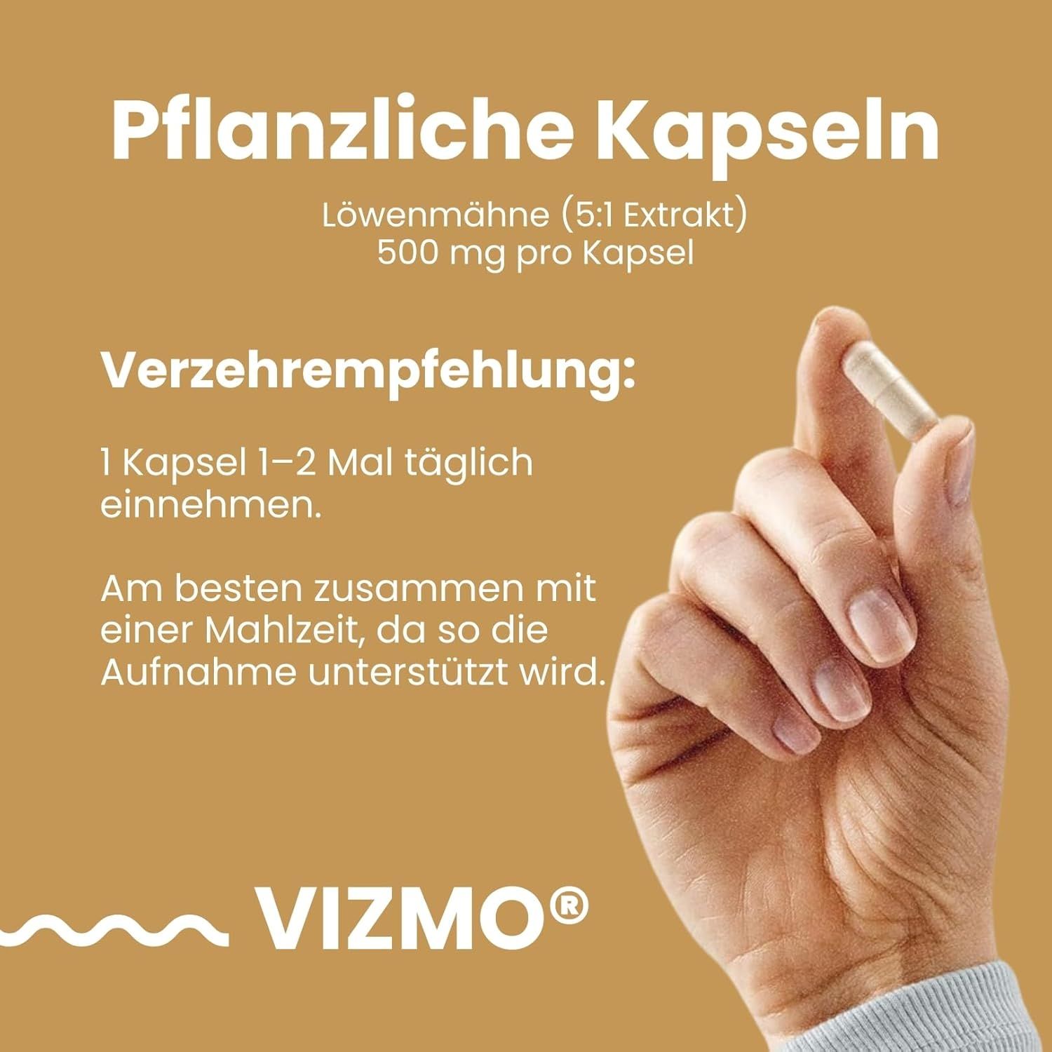 Capsula in mano. Scritta: Lion's Mane (estratto 5:1), 500 mg per capsula. Dosaggio: 1 capsula 1-2 volte al giorno. Logo Vizmo.