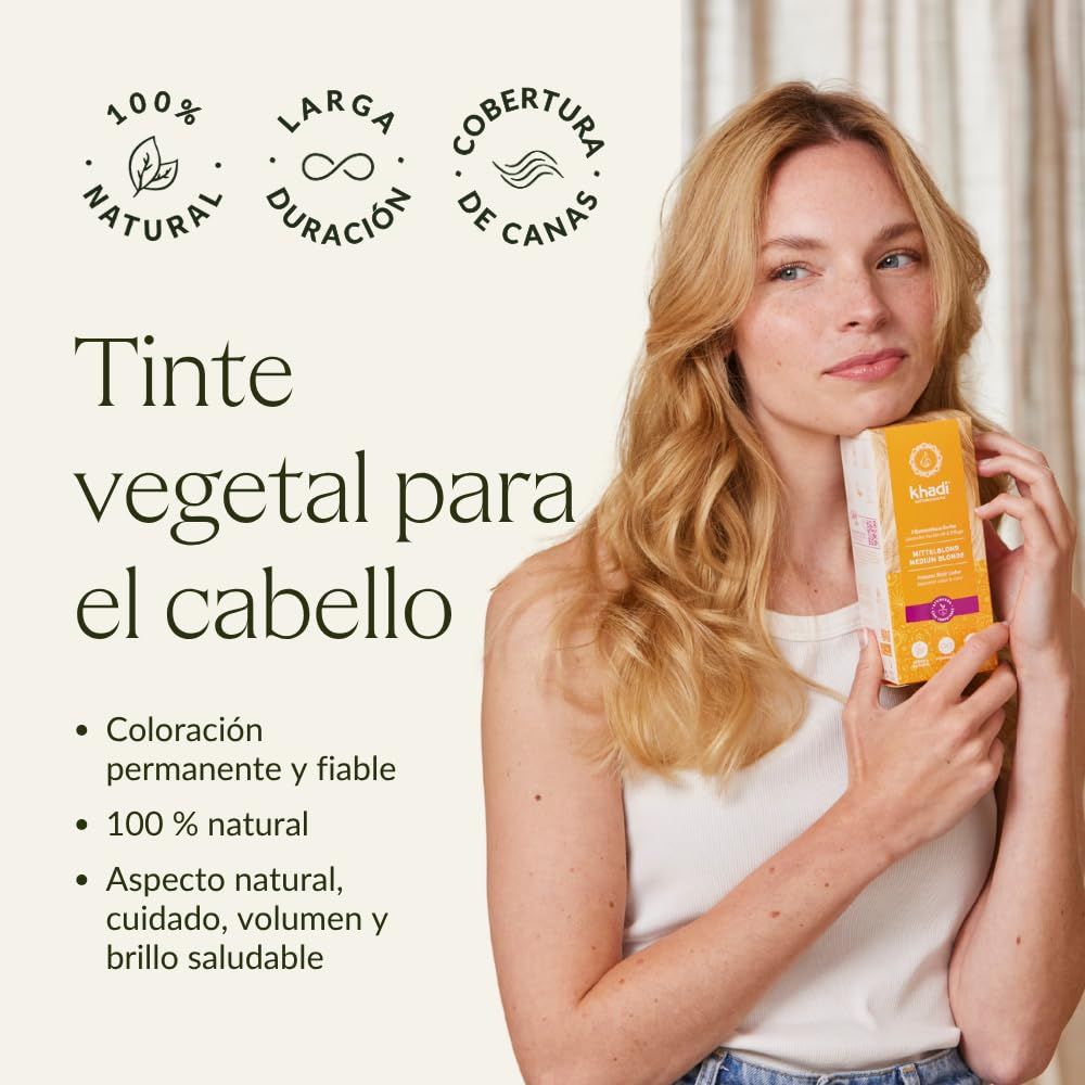 Donna che tiene una confezione del prodotto. Sulla confezione si legge "Tinte vegetal para el cabello".