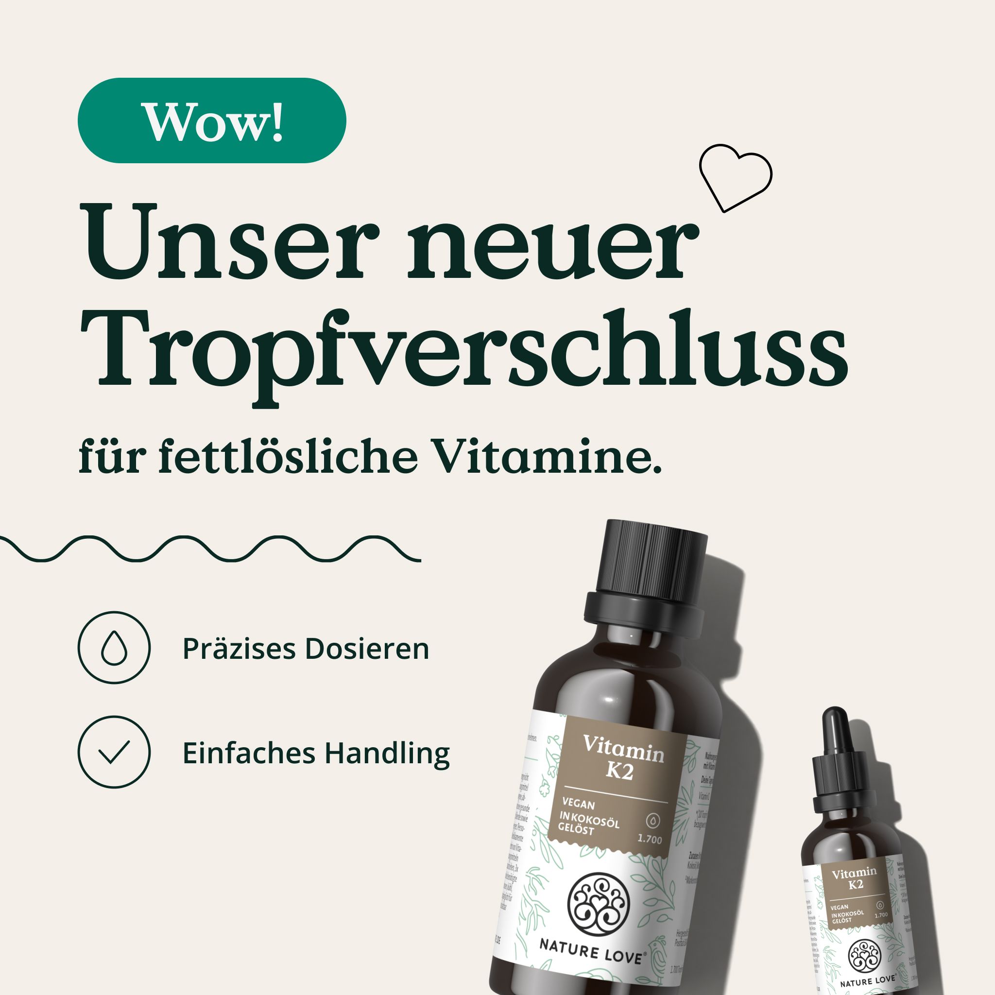 Due flaconi di vetro marrone con vitamina K2. Uno con contagocce. Testo: Dosaggio preciso, Maneggevolezza facile.