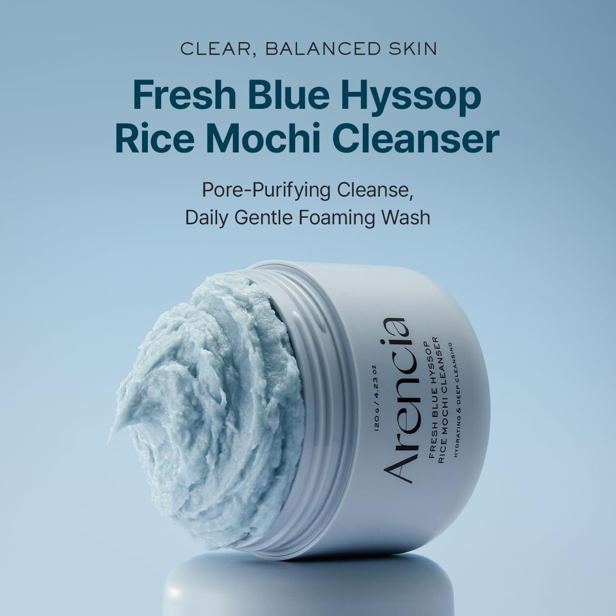 Contenitore di detergente blu. Scritta: Arencia Fresh Blue Hyssop Rice Mochi Cleanser. Testo: Pore-Purifying Cleanse, Daily Gentle Foaming Wash.