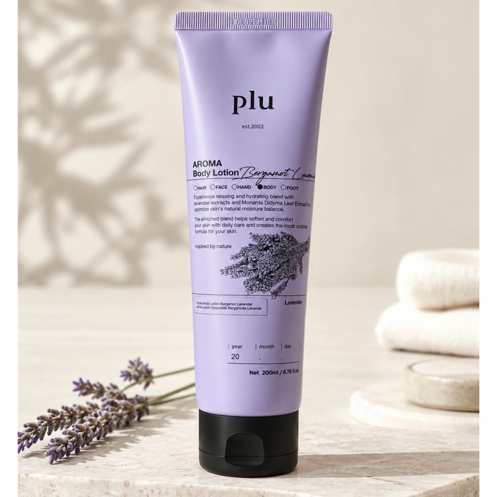 Tubo viola con tappo nero, circondato da rametti di lavanda e asciugamani.