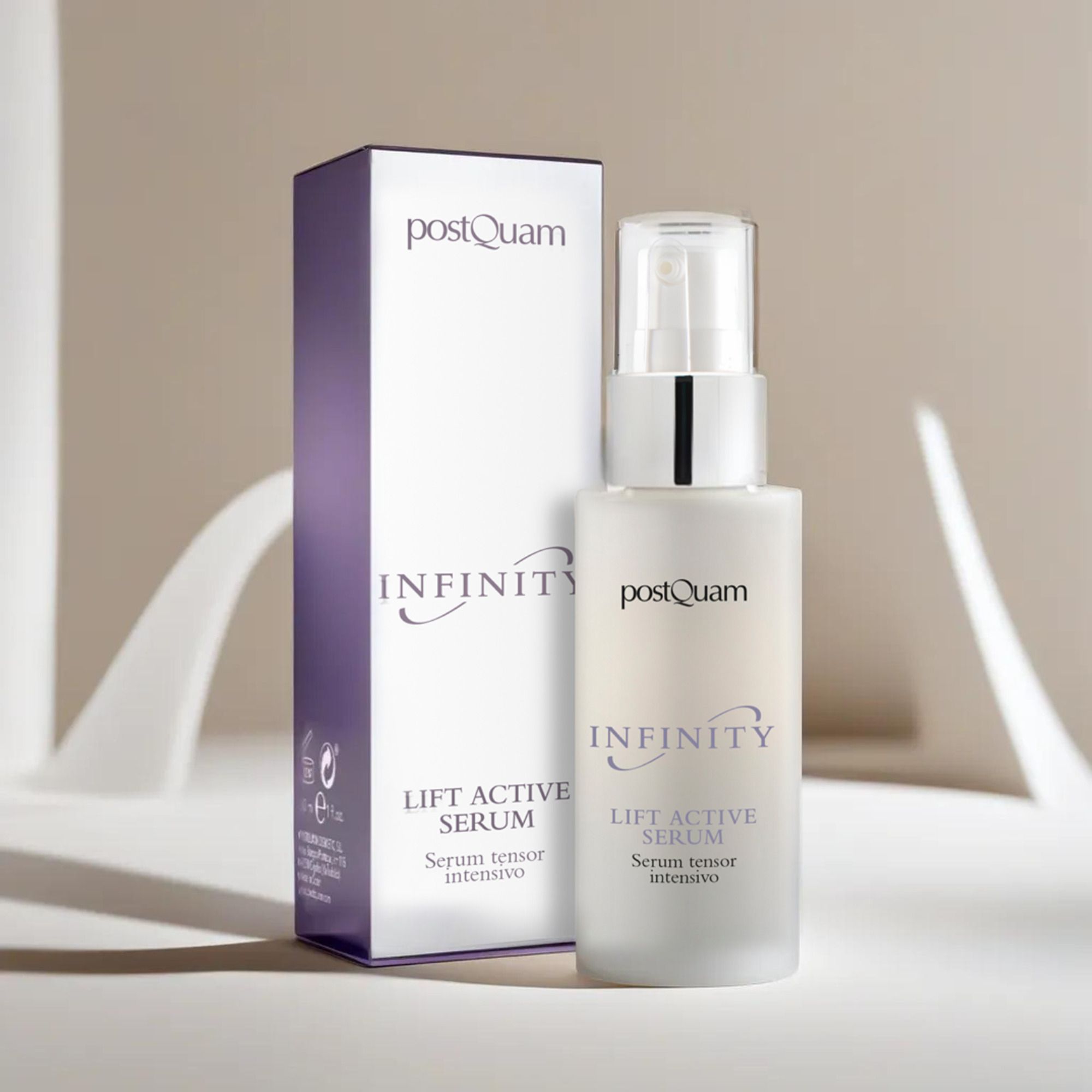 Flacone di siero e confezione. Scritta: Postquam Infinity Lift Active Serum. Flacone con erogatore spray.