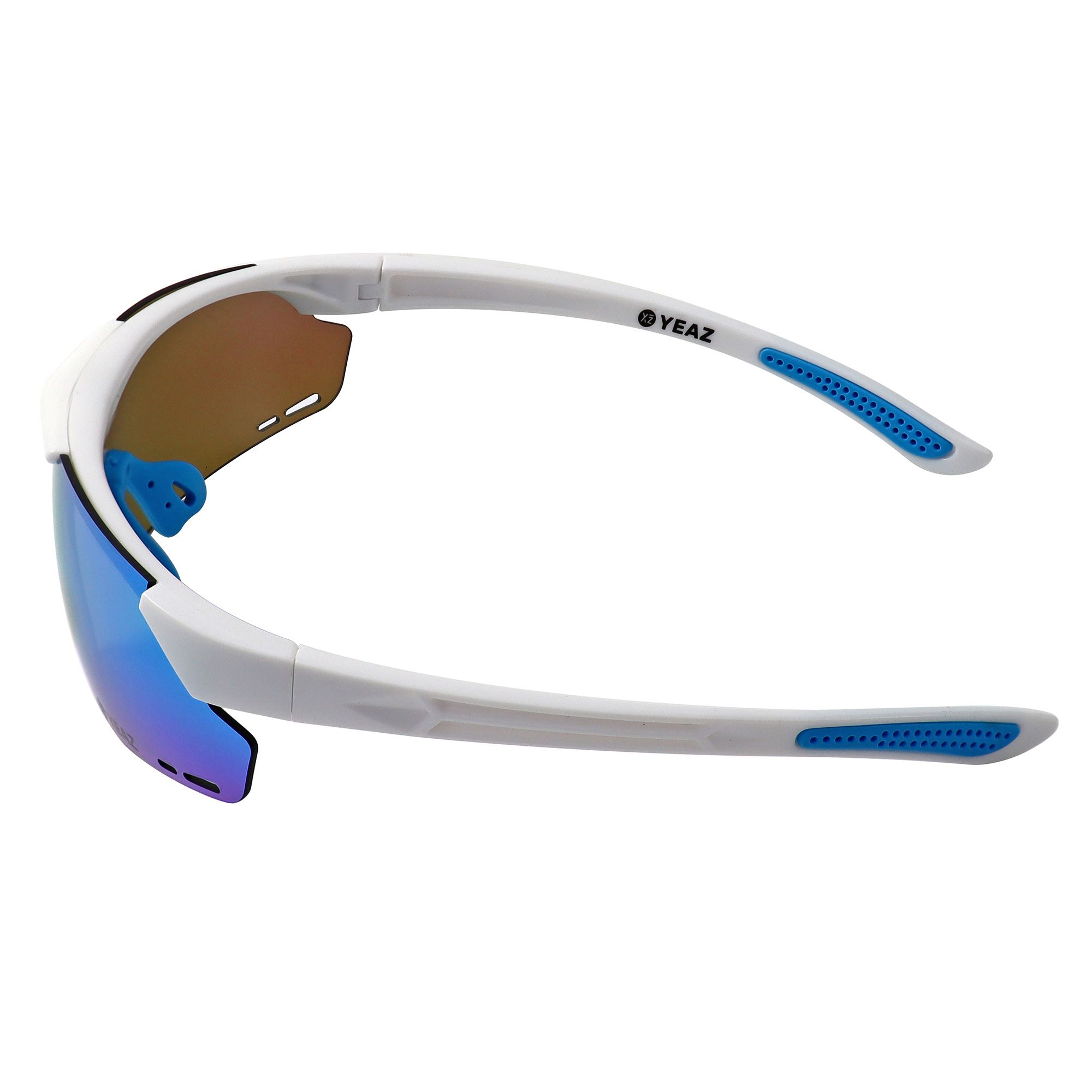 Occhiali da sole sportivi bianchi con accenti blu e lenti a specchio.