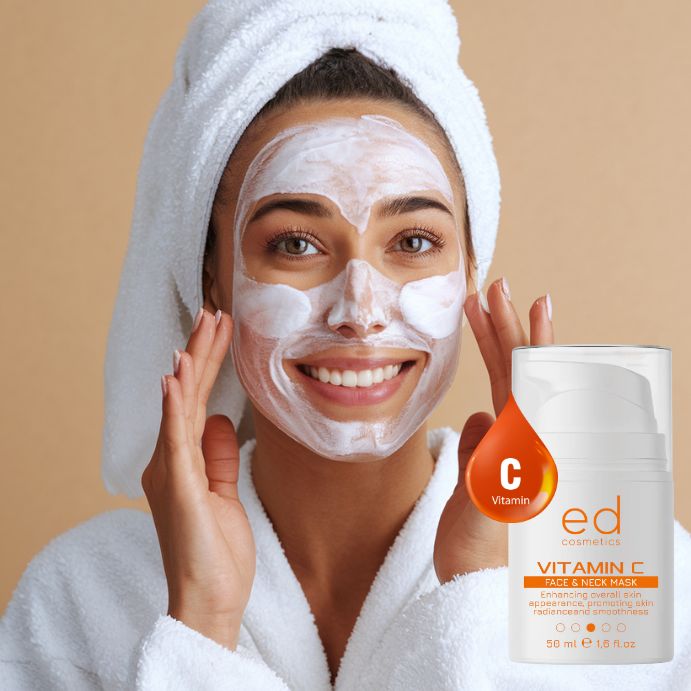 Donna con maschera viso e asciugamano. Accanto, flacone con testo: Vitamin C Face & Neck Mask. Marchio: ed cosmetics.