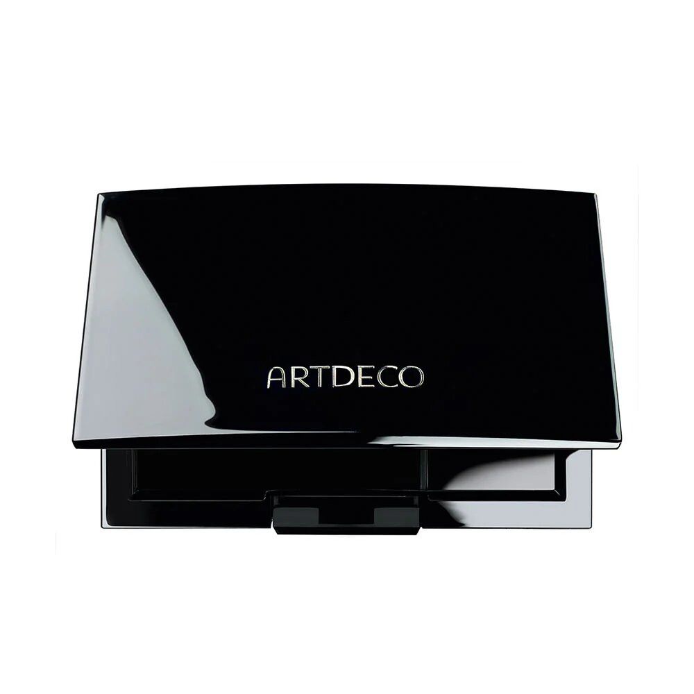 Artdeco Beauty Box Quattro nera, rettangolare, chiusa. Scritta argento.