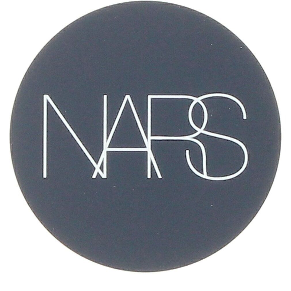 Coperchio rotondo grigio scuro con logo NARS bianco. Il coperchio è di un prodotto cosmetico.