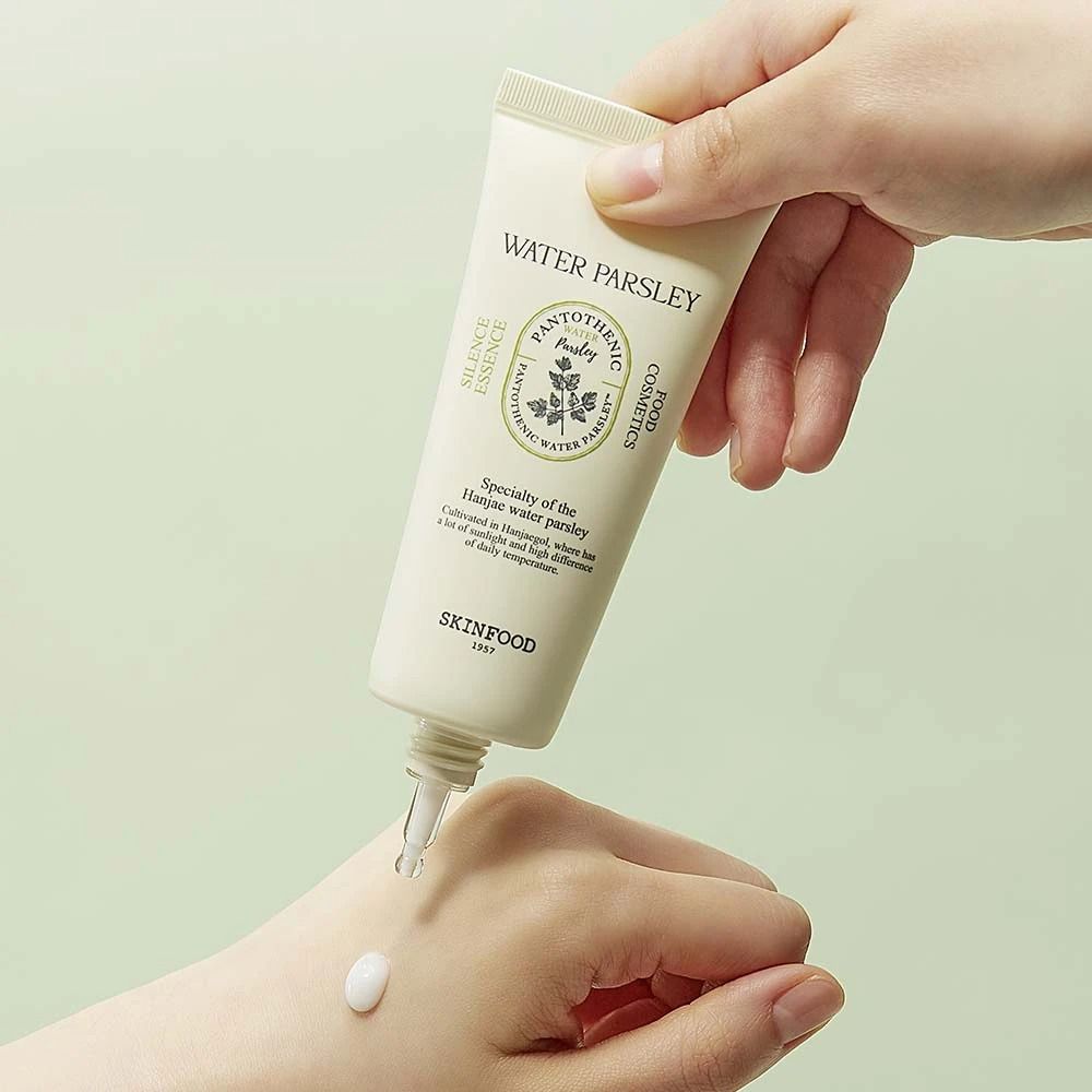 Prodotto applicato sulla mano. Testo: WATER PARSLEY, SKINFOOD. Goccia di prodotto visibile.