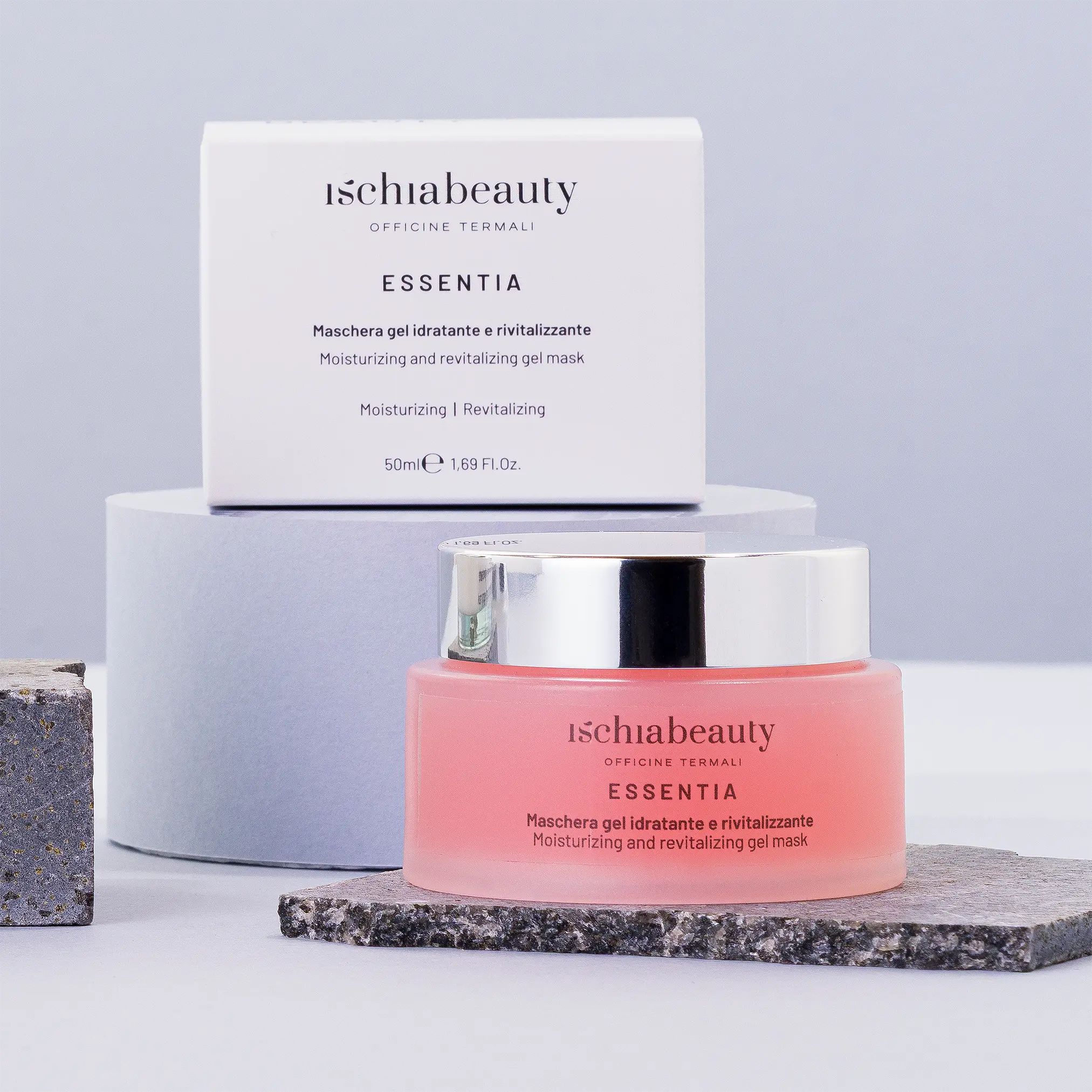 Crema rosa in vasetto di vetro con coperchio argentato e scatola. Scritta: ischiabeauty, ESSENTIA, Maschera gel idratante e rivitalizzante.